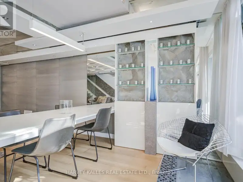 Executive Urban Townhome in King West with Private Entrance and Premium Amenities