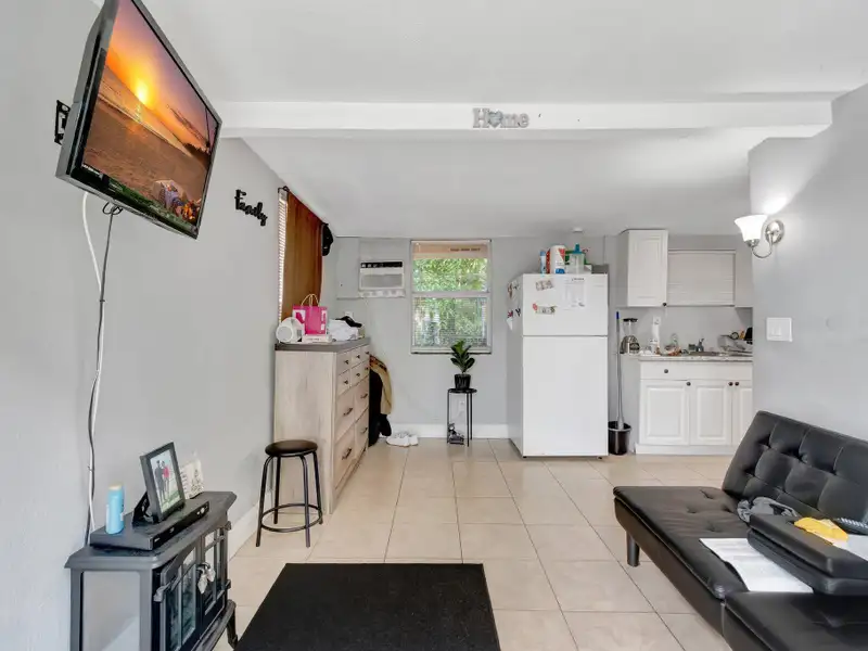 Well-maintained 6-unit Multifamily Property in South Florida with Value-add Potential