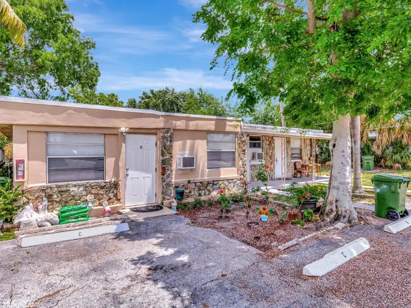 Well-maintained 6-unit Multifamily Property in South Florida with Value-add Potential
