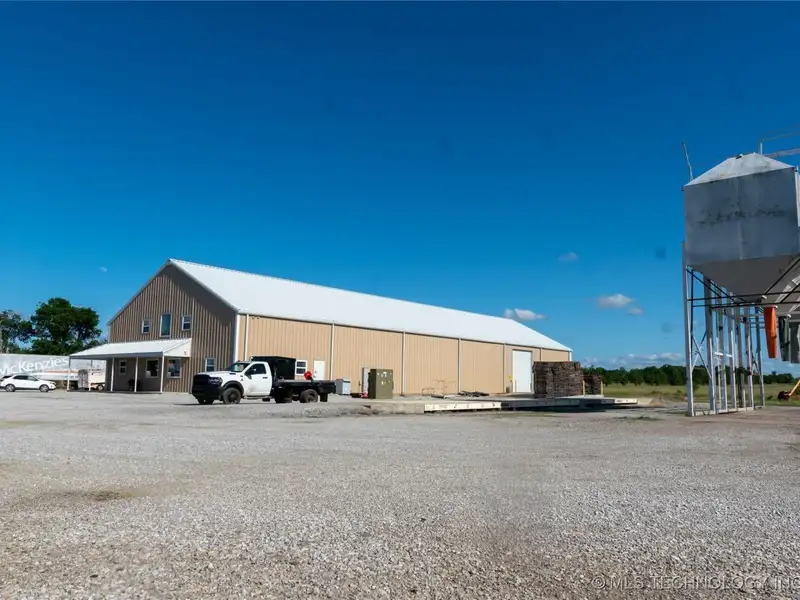 Turnkey Business Opportunity with 20-acre Site in High-traffic Location