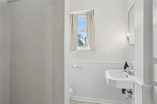 Spacious 2 Bed, 2 Bath Apartment with Balcony on Prytania Corridor