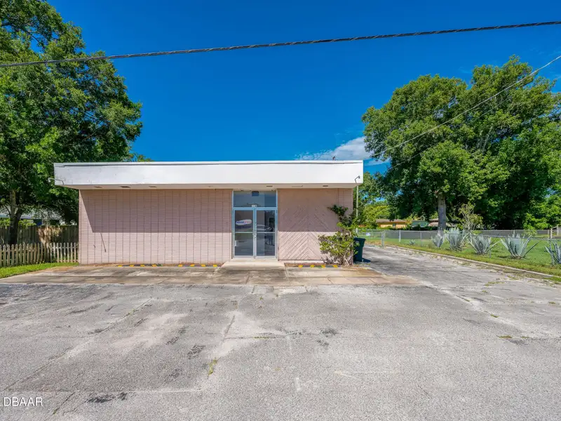 Former Post Office Commercial Building with Yard Space in Prime Location