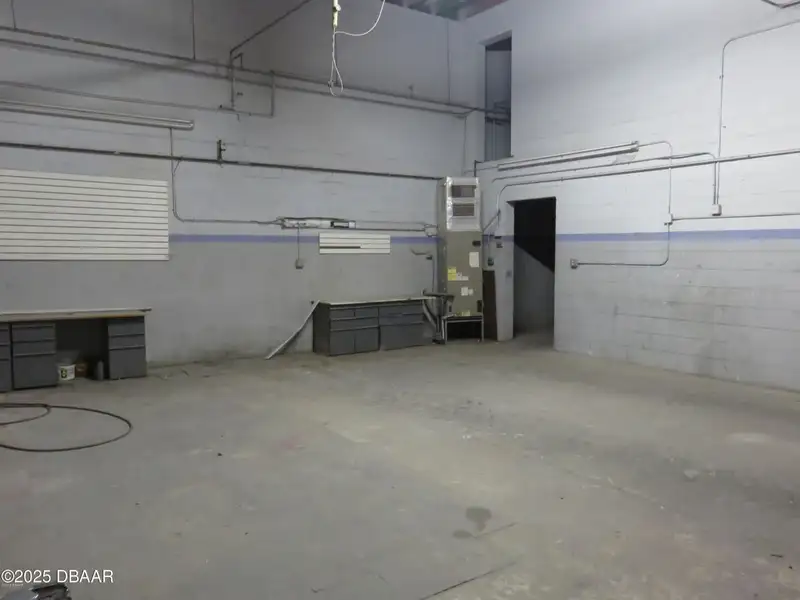 Freestanding Auto Repair Building on High Traffic Corner Lot in Mason Avenue