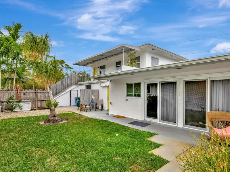 Multi-unit Garden Retreat in Oakland Park with Pool and Upgraded Apartments