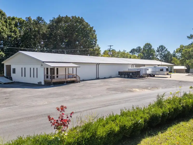 3,600 Sq Ft Commercial/industrial Unit for Lease with Offices and Large Work Area