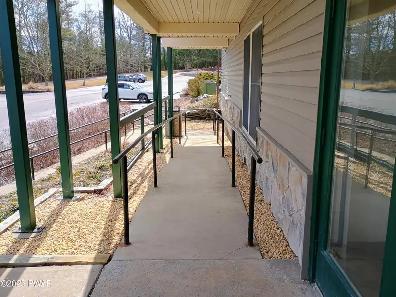 Prime 3,060 Sq Ft Office Space in Central Location Near I-84