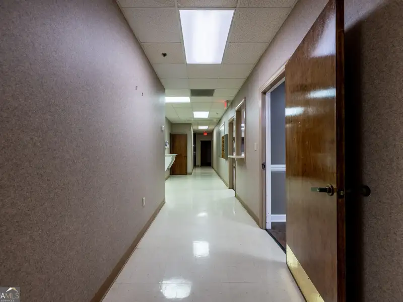 Flexible 3700 Sq Ft Commercial Space for Office or Medical Use in Adairsville