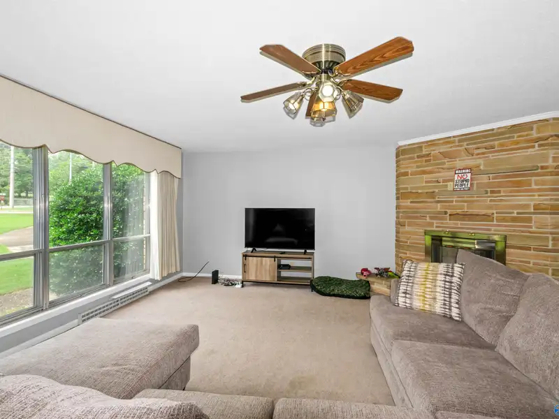 Versatile 2000 Sqft Home on 1.40 Acres in High-growth Huntsville Area