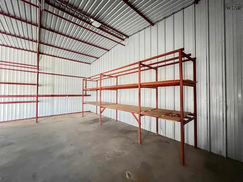 Commercial Property with Office, Living Quarters, and Warehouses in Wichita Falls Area
