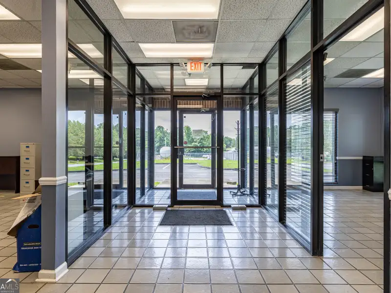 Industrial Warehouse with Food Quality Standards and Office Space in Prime Location