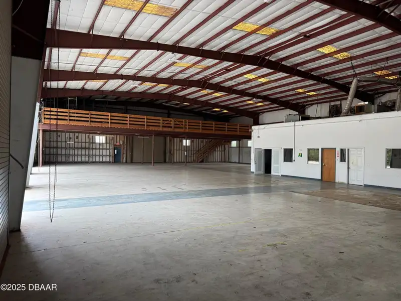 Flexible Commercial Lease: 19,000 Sq Ft Available in Prime Location