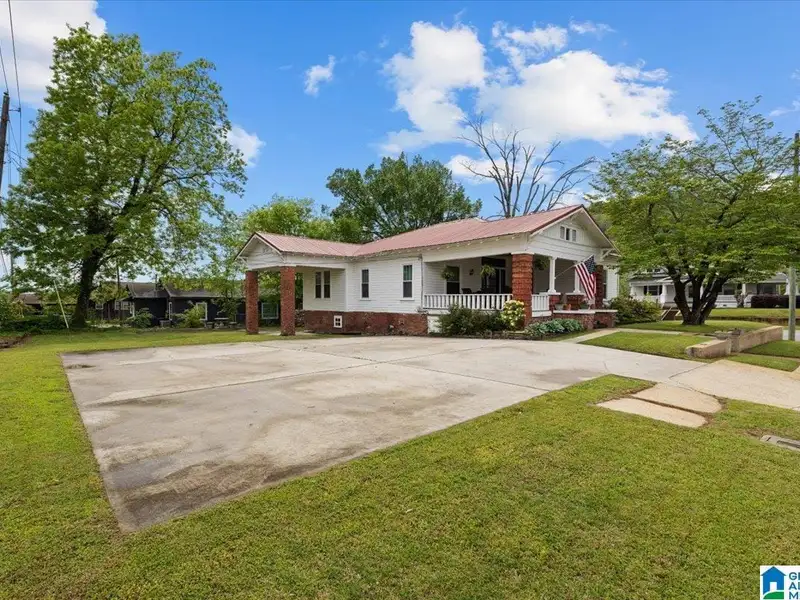 Renovated B-3 Zoned Home in High Traffic Area, Ideal for Air B&b or Event Rentals