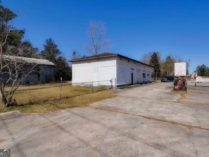4-acre Commercial Property with Antique Shop and Warehouse on Us Hwy 17, Woodbine