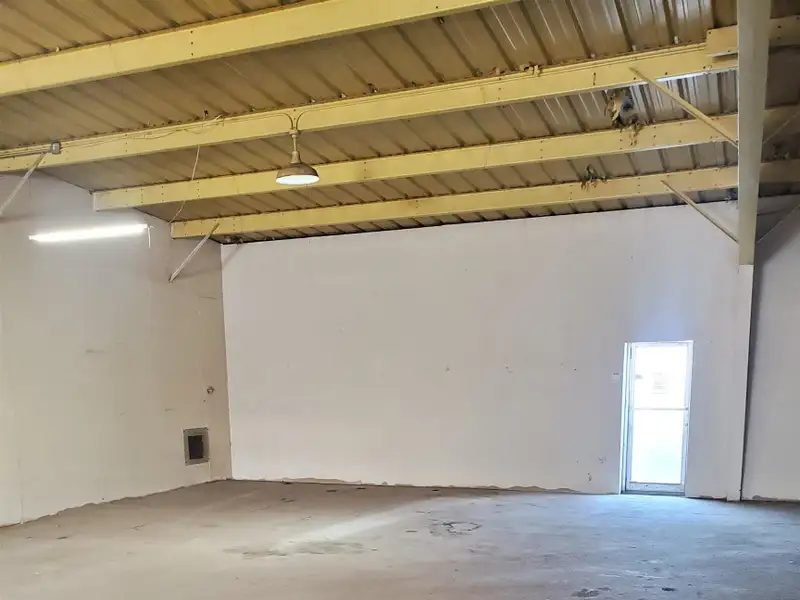 Lease-to-own 6,500 Sf Warehouse on 0.54 Acres in High-traffic Western Co Location