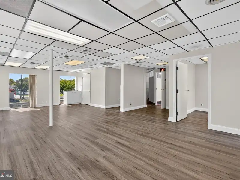 Versatile Commercial Property in Northwood Park, Ideal for Offices, Retail, or Light Industrial