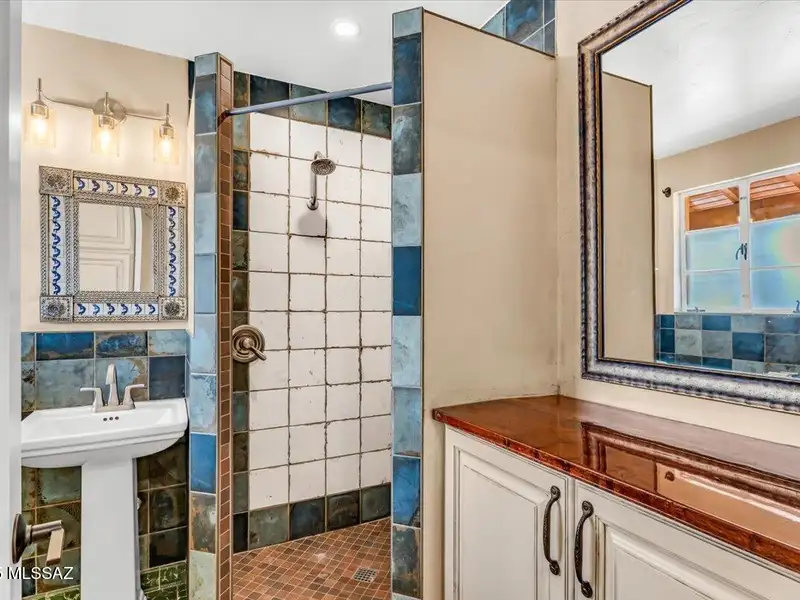 Fully Renovated Multi-family Property in Miramonte Neighborhood with 6 Apartments