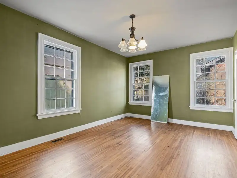 Historic Bungalow with Detached Unit on High-traffic Main St, Ideal for Commercial Use