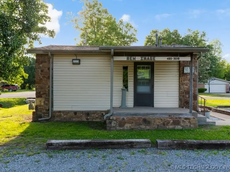 Prime Commercial Property on High-traffic Road with New Roof in 2023