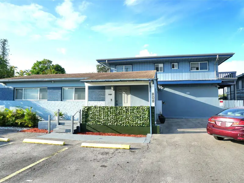 Turnkey Multifamily Investment: 8 Furnished Studios & 2/2 Apartment Near Las Olas
