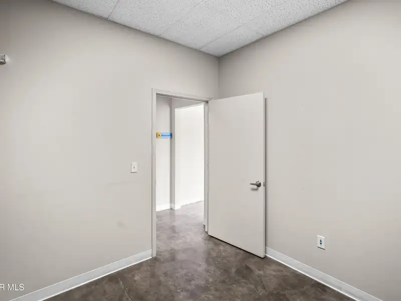 2,750 Sq Ft Office Space for Rent in Established Shopping Center Near Montwood and Yarbrough