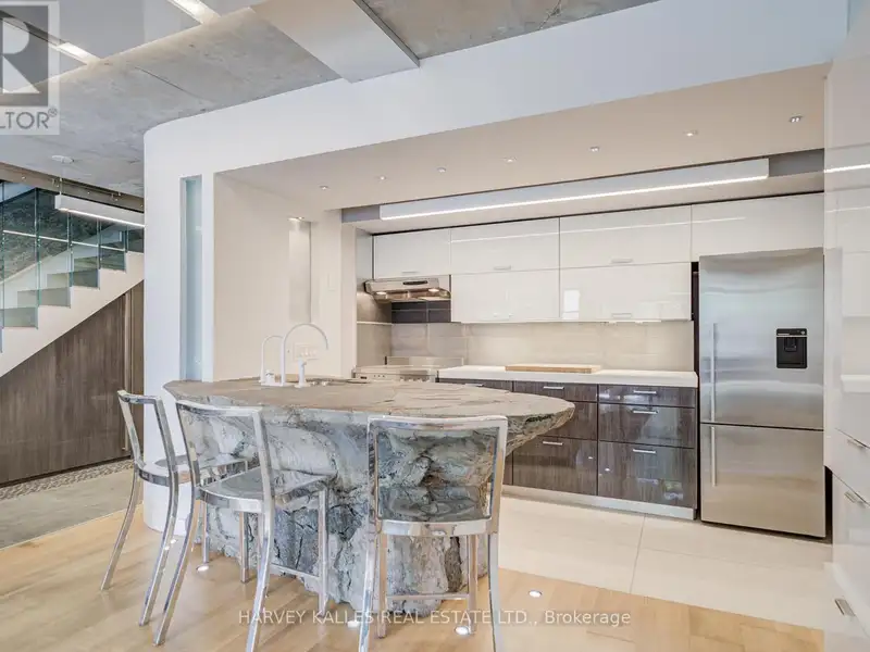Executive Urban Townhome in King West with Private Entrance and Premium Amenities