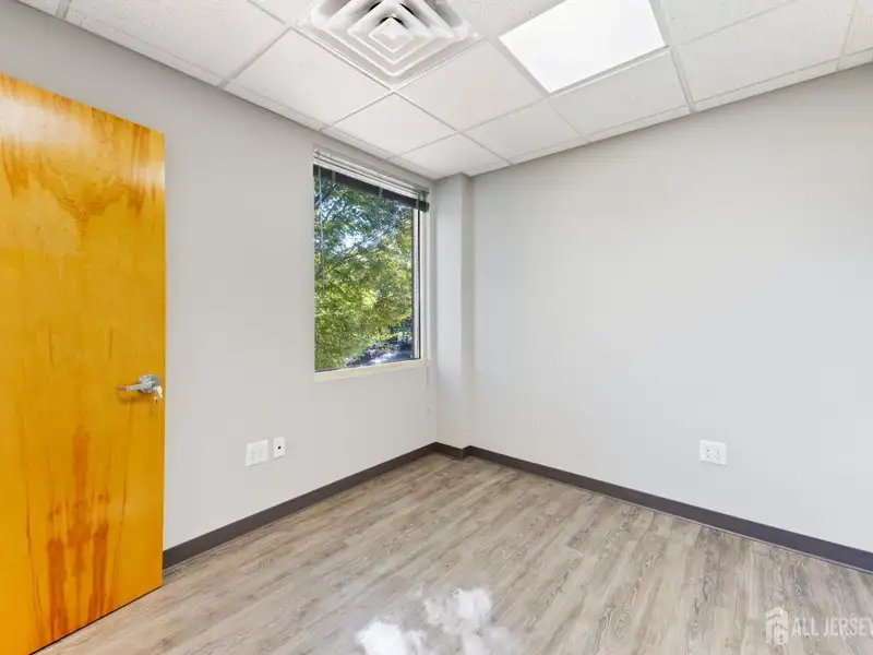 Prime 3,900 Sf Office Space for Lease in Middlesex County's Professional Complex
