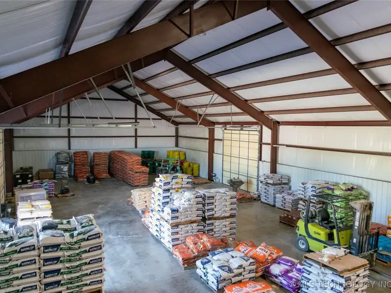Turnkey Business Opportunity with 20-acre Site in High-traffic Location