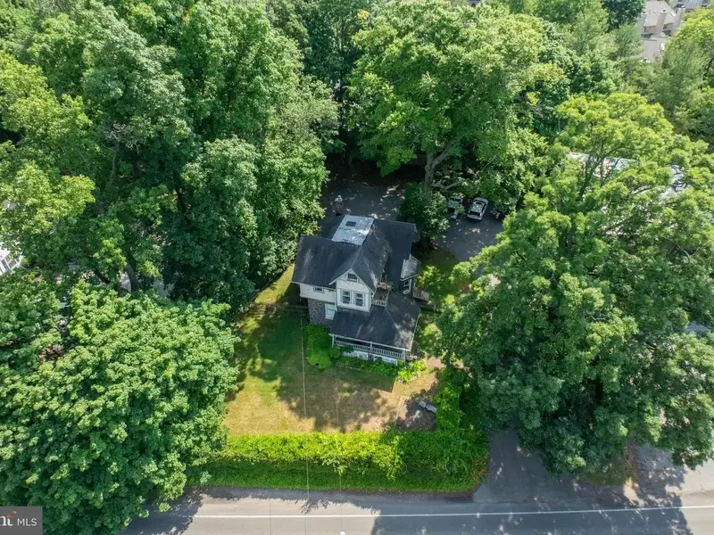 Mixed-use Property in Wayne, Pa: Salon with 1-bedroom Apartment Above
