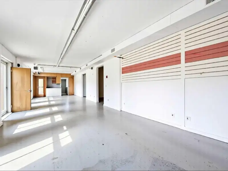 Commercial Retail/warehouse with Charming Colonial Home in High-traffic Corner Location