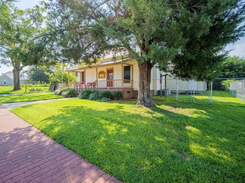 Versatile Flex Building with Office and Warehouse Space in Prime Valdosta Location