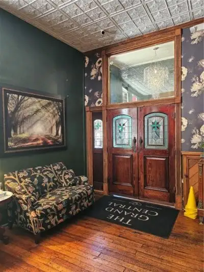 Commercially Zoned 15-suite Overnight Rental Property in Eureka Springs