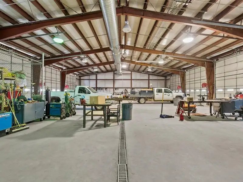 Well-maintained Commercial Property with Global Tenant and 6.8% Cap Rate on 5.71 Acres
