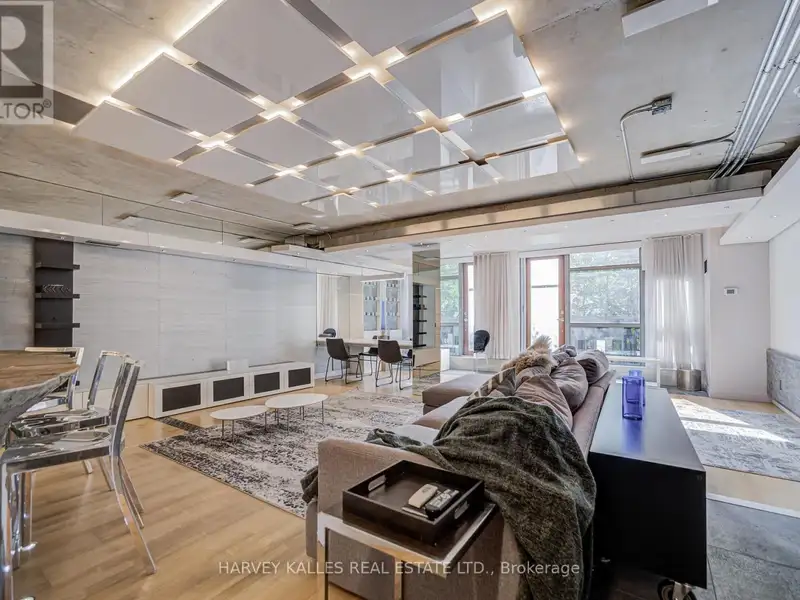 Executive Urban Townhome in King West with Private Entrance and Premium Amenities