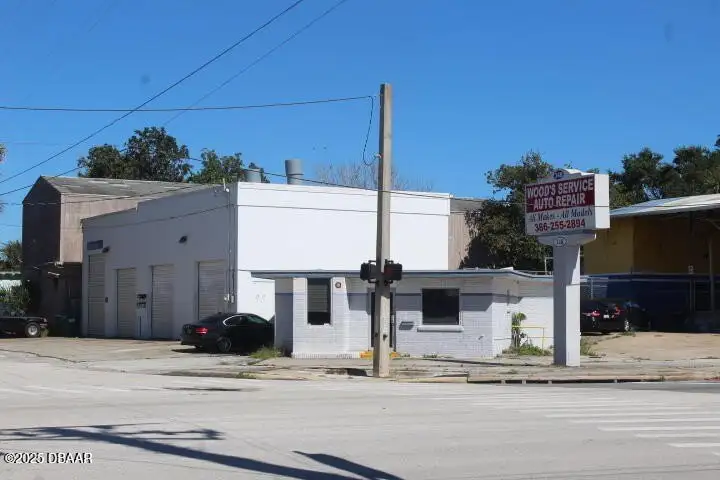 Freestanding Auto Repair Building on High-traffic Corner Lot in Mason Avenue