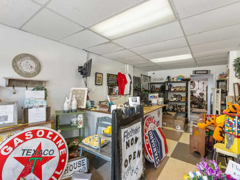 Mixed-use Property in Elkton: Antique Store with 3-bedroom Apartment and Ample Parking