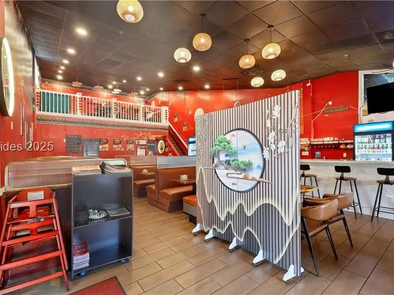 Mid-island Restaurant for Sale Near Palmetto Dunes with Outdoor Dining Area