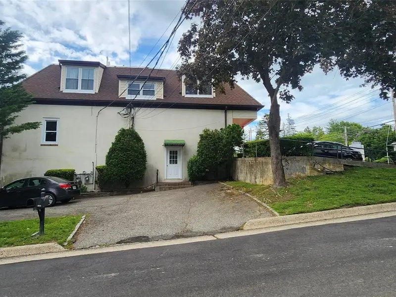 Commercial Space for Lease in Sea Cliff – 450 Sf Office/storage Unit