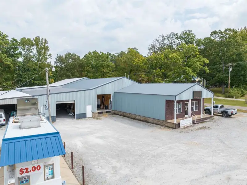 Large Commercial Building with Highway Frontage in Parsons, Tennessee