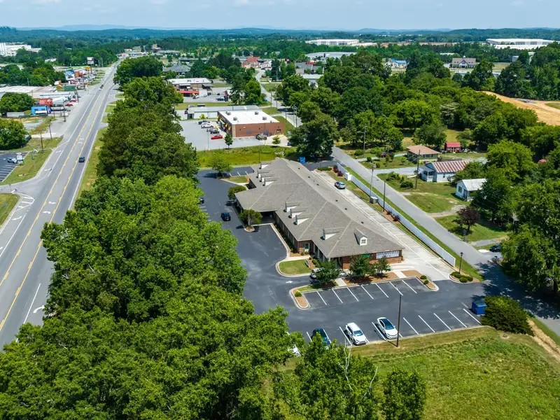 Flexible 3700 Sq Ft Commercial Space for Office or Medical Use in Adairsville