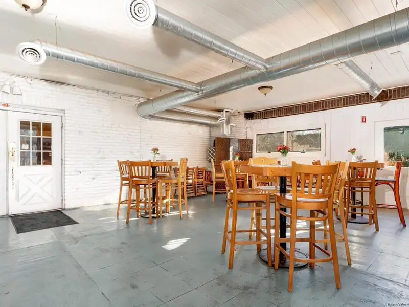 Renovated Pub and Hotel in Prime Woodstock Location with Restaurant and Apartments