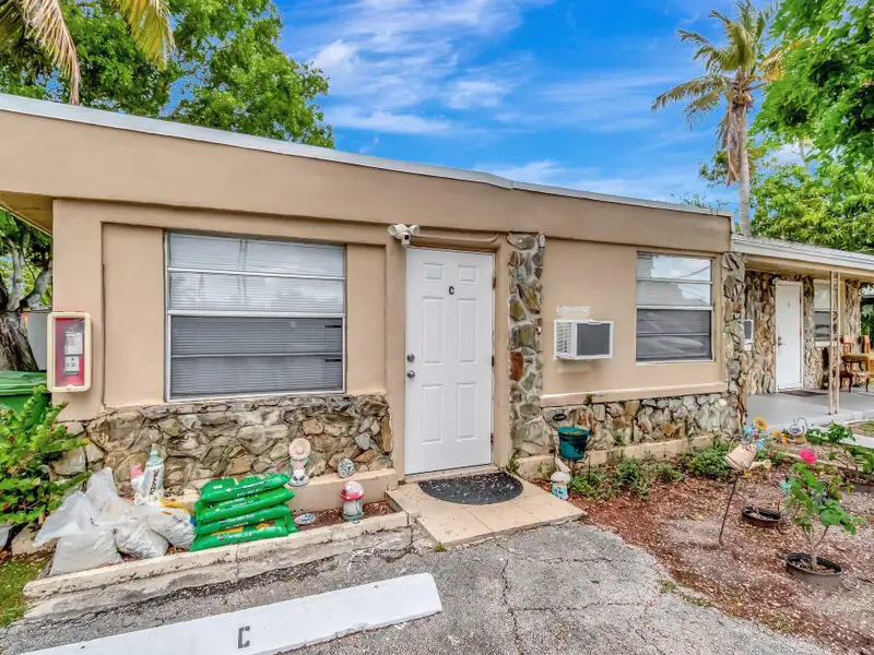 Well-maintained 6-unit Multifamily Property in South Florida with Value-add Potential