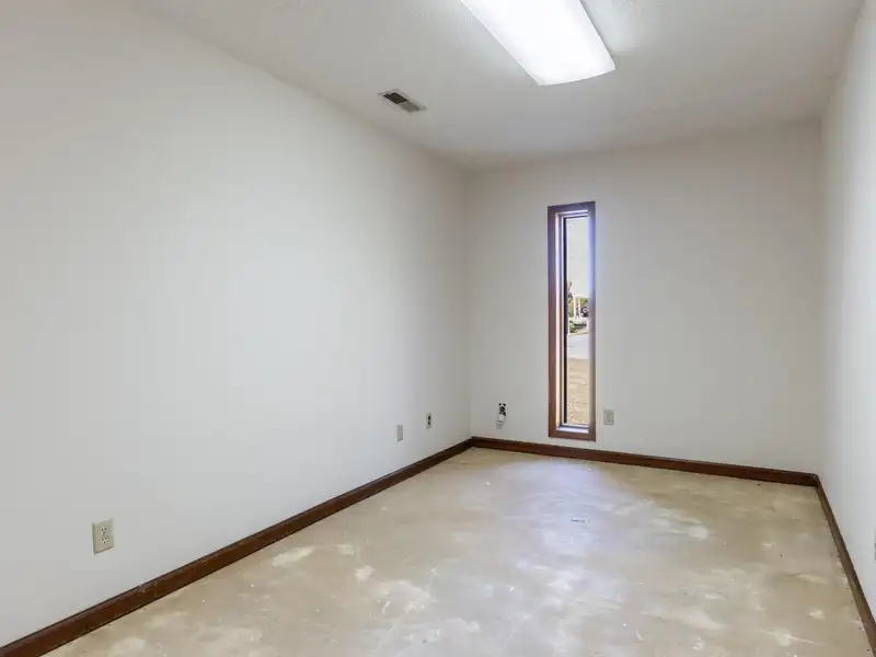 3,600 Sq Ft Commercial/industrial Unit for Lease with Offices and Large Work Area