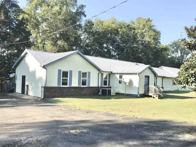 15-bedroom Building with 6.5 Baths Near Huntingdon and Jackson, Potential for Re-zoning