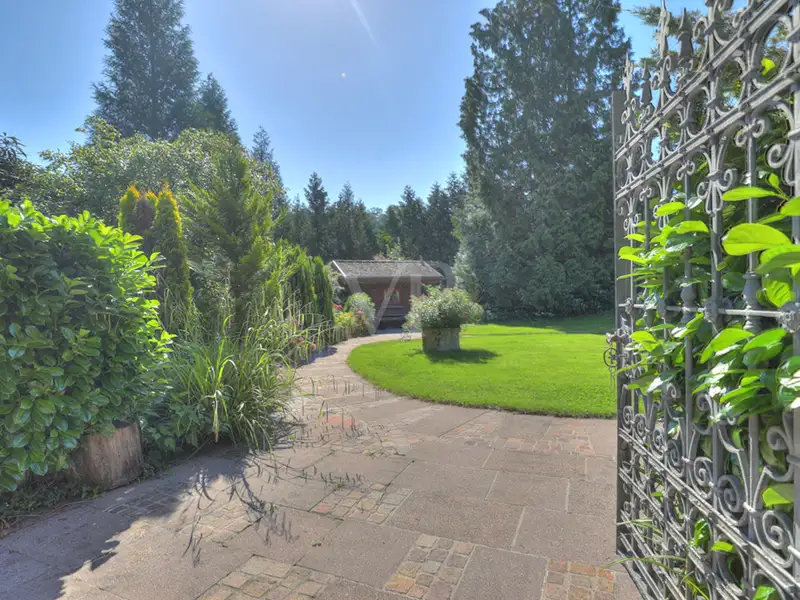 Spacious 34,000 M² Stud Farm Property with Main House, Pool, and Guest Accommodations