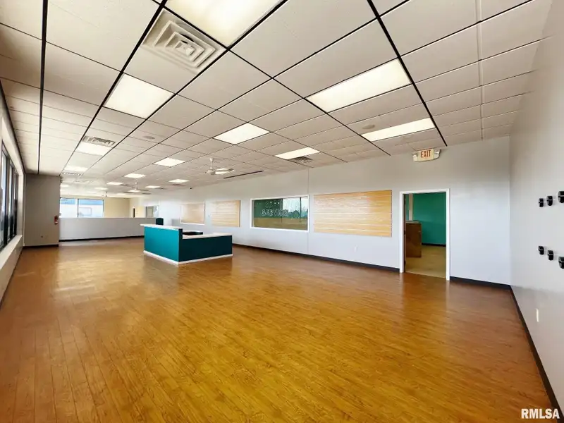 Standalone Commercial Building in Peoria's Metro Centre - High Traffic and Visibility