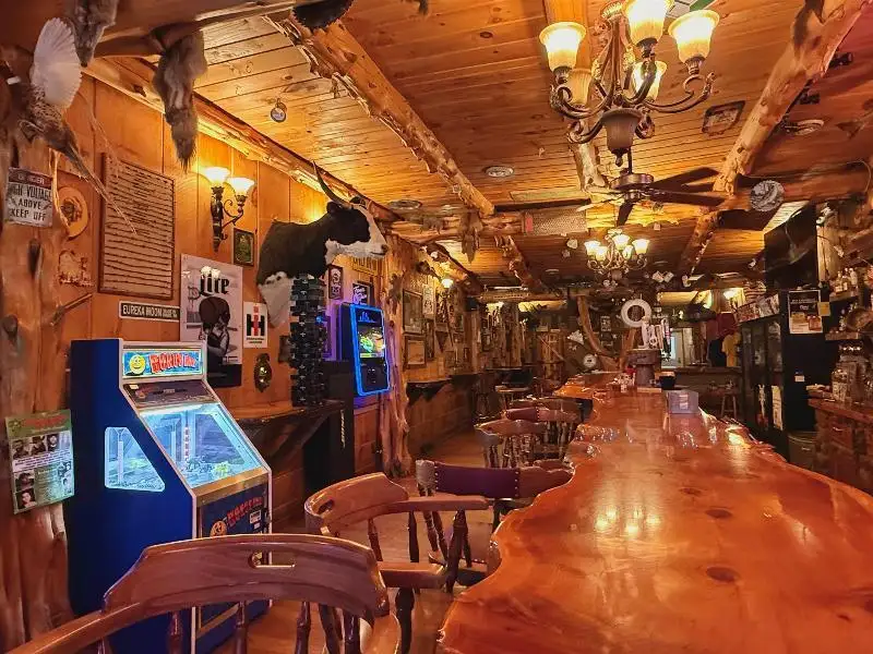 Turnkey Lodge-style Investment Opportunity in Berlin with Unique Interior and Bar