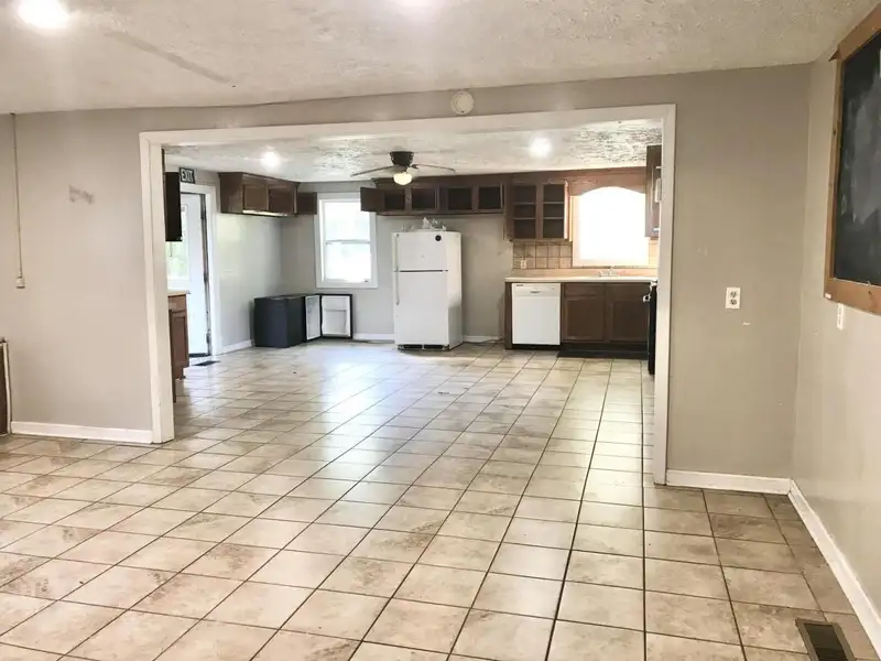 15-bedroom Building with 6.5 Baths Near Huntingdon and Jackson, Potential for Re-zoning