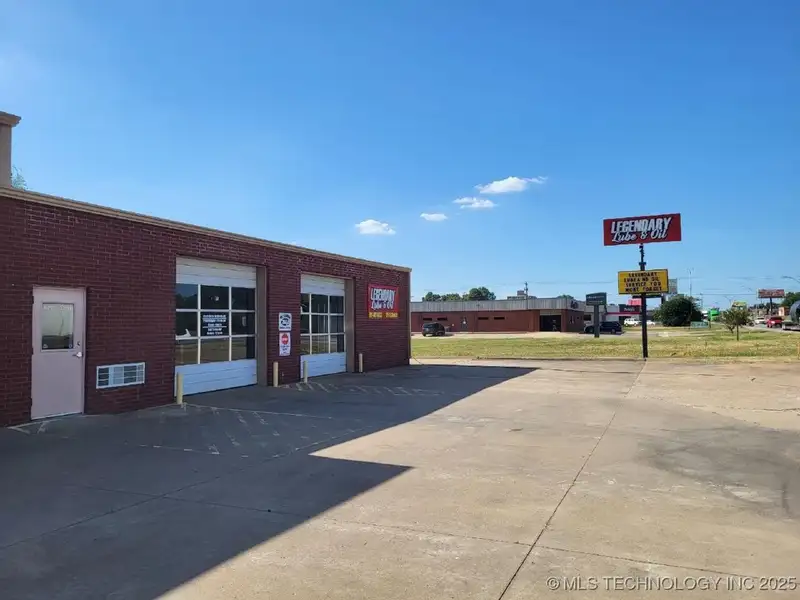 High-visibility Commercial Building with Hwy 69 Frontage in Muskogee, 2,348 Sq Ft