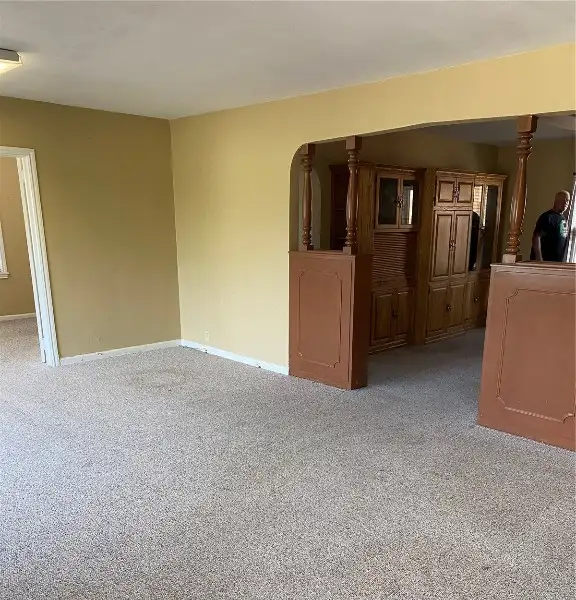 Commercial Cottage Space in Lindale Mall - Ideal for Small Business with Utilities Included