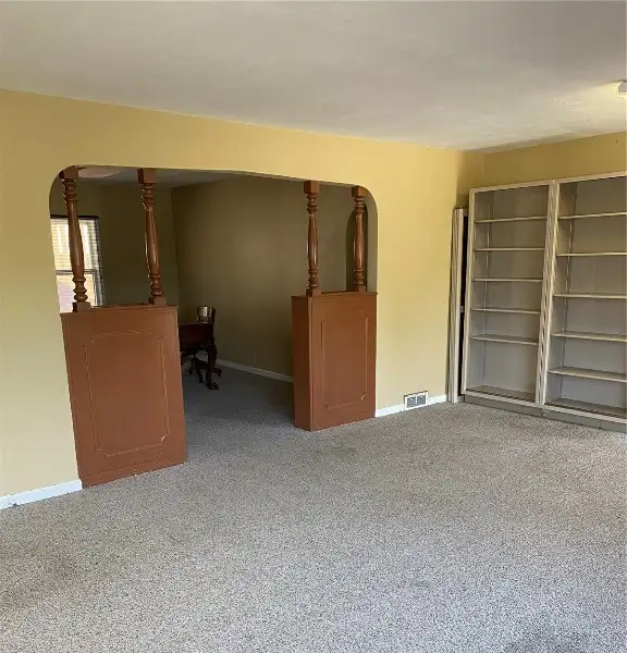 Commercial Cottage Space in Lindale Mall - Ideal for Small Business with Utilities Included